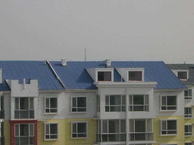 「树脂瓦」树脂瓦安装前,平屋面固层、地面防水、隔热层、抹灰层已工程施工。时期迅速发展趋势,大家对生活质量的追求完美也愈来愈高,小到一砖一瓦都会产生天翻地覆的转变,其仿古树脂瓦中仿古瓦,便是紧随时期脚步而造成的新型屋面瓦,功能齐全、颜色丰富多彩、安裝省时省力,更合适当代人节奏快的日常生活要求。 「树脂瓦」树脂瓦安装前,平屋面固层、地面防水、隔热层、抹灰层已工程施工。时期迅速发展趋势,大家对生活质量的追求完美也愈来愈高,小到一砖一瓦都会产生天翻地覆的转变,其仿古树脂瓦中仿古瓦,便是紧随时期脚步而造成的新型屋面瓦,功能齐全、颜色丰富多彩、安裝省时省力,更合适当代人节奏快的日常生活要求。